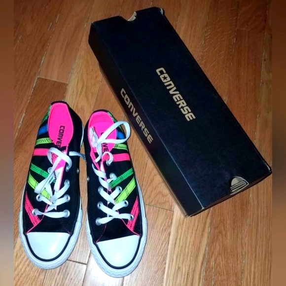CONVERSE SIZE 6 MULTICOLOR IN BOX Women's Teens - Picture 1 of 10